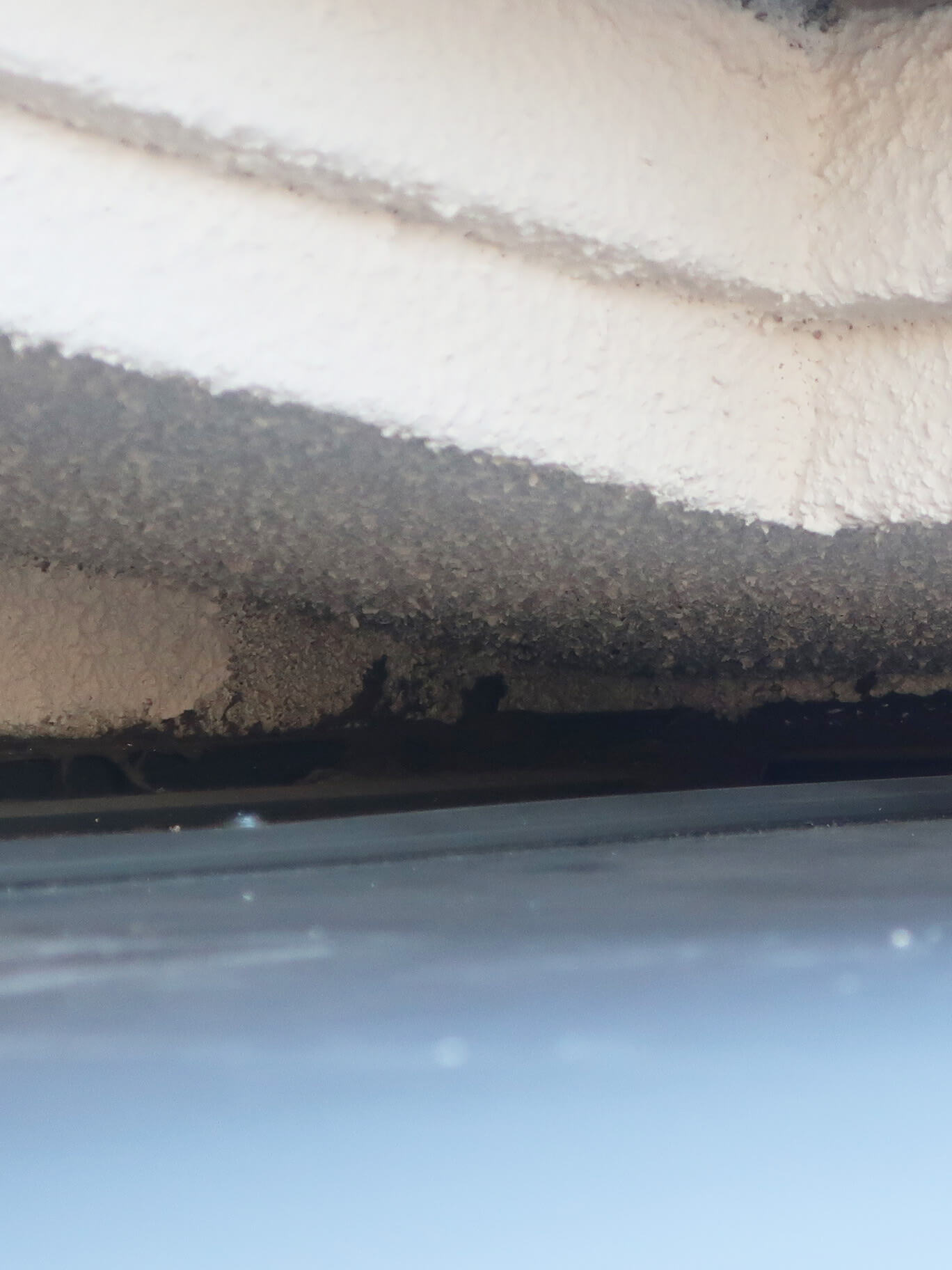 ローラーが入る隙間まで塗装しましたが、屋根の傾斜で奥に行くほど狭くなるため、塗れない場所ができてしまいます。